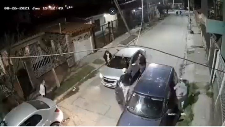 VIDEO: Robaron un auto a punta de pistola y a los tiros