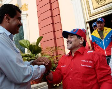 Maduro recibió el apoyo de Diego Maradona por la crisis