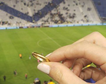 Encontró una alianza en la cancha de Vélez y la búsqueda del dueño es viral