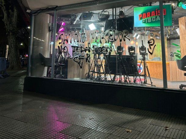 Pintadas en Olga contra Santutu y Mortedor por sus dichos sobre Cristina Kirchner: No jodan