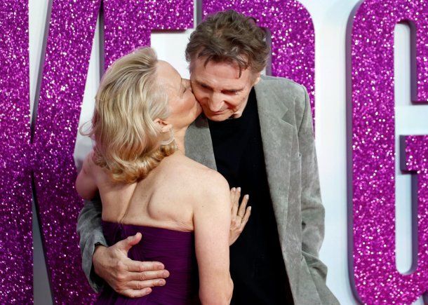 Bomba en Hollywood: aseguran que Pamela Anderson y Liam Neeson están comenzando un romance