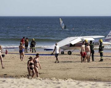Una avioneta aterrizó de emergencia en una playa y mató a dos personas