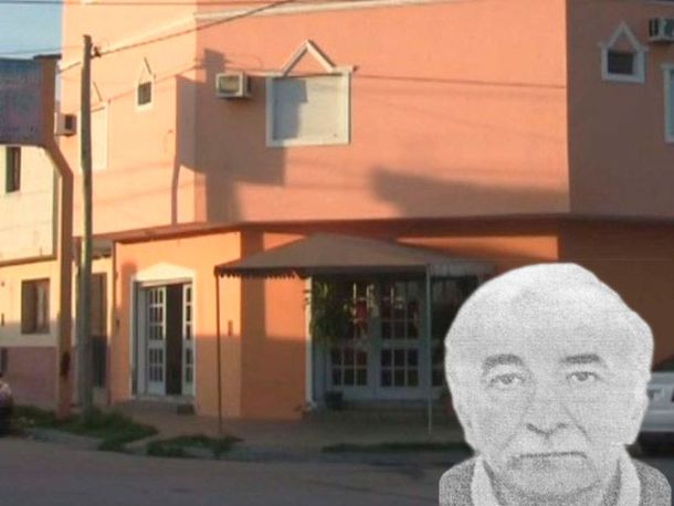 La fachada del hostel Neos y la foto de los pasaportes (Gentileza El Tribuno)