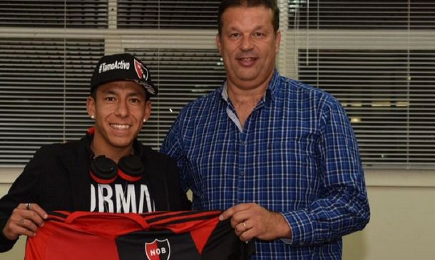 El volante ya posó con la camiseta del club de sus amores