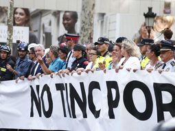 miles de personas manifiestan su rechazo al terrorismo en barcelona miles de personas manifiestan su rechazo al terrorismo en barcelona