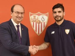 El argentino posa junto al presidente José María del Nido El argentino posa junto al presidente José María del Nido