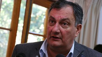 asaltaron al intendente de bariloche en la recibida de su hija en la plata asaltaron al intendente de bariloche en la recibida de su hija en la plata