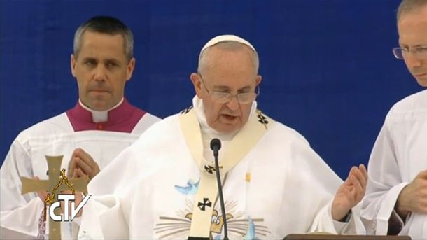 Primera misa de Francisco en Asia: pidió combatir la fascinación del materialismo