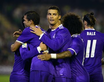 Real Madrid celebra uno de los tantos de la goleada ante Betis como visitante