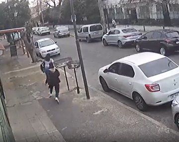 Brutal asalto a una maestra en la puerta de una escuela de Isidro Casanova