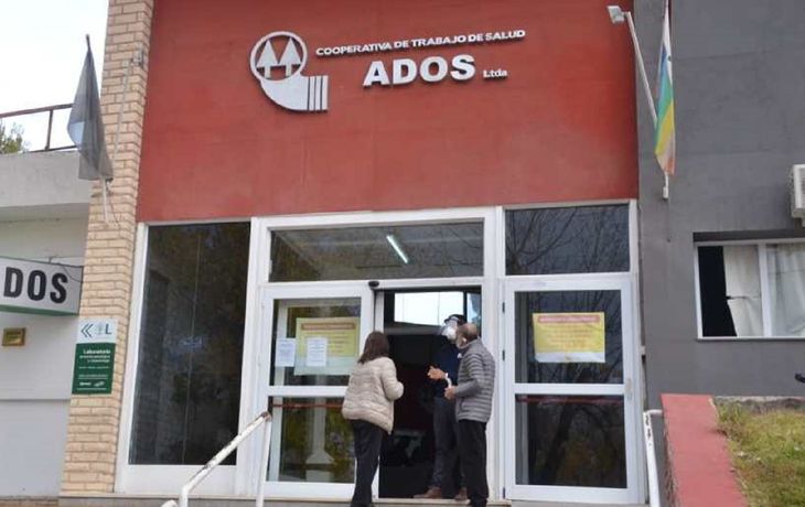 El policl&iacute;nico ADOS fue cerrado por un brote de coronavirus. Foto: R&iacute;o Negro
