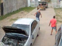 VIDEO: Ex comisario dejó su auto en el taller y atacó con una barreta al mecánico