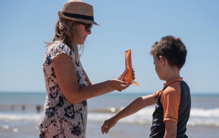 La Provincia buscará producir protectores solares factor 30 económicos
