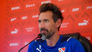 Eduardo Domínguez decide en estos momentos si se va de Independiente. Eduardo Domínguez decide en estos momentos si se va de Independiente.