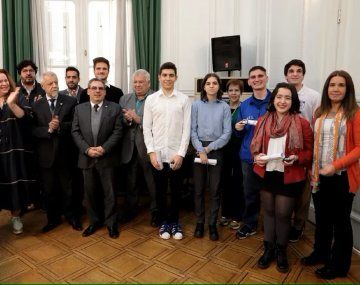 La UBA premió a 6 alumnos de sus colegios que participarán de competencias internacionales