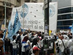 multitudinaria marcha de los gremios docentes al ministerio de educacion multitudinaria marcha de los gremios docentes al ministerio de educacion