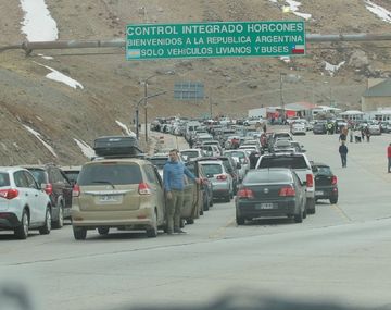 Larga cola de chilenos en el paso Cristo Redentor - Crédito: @PatriciaTouche