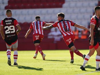 Barracas Central le ganó 3-2 a Instituto y se ilusiona con los cuartos de final
