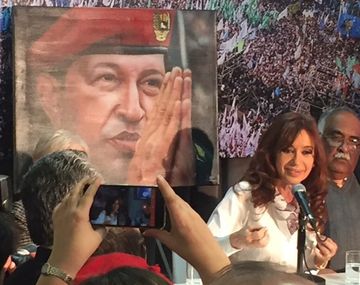 Cristina volvió a Buenos Aires y participó del homenaje a Chávez