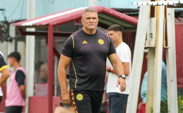 El DT de Flandria sufrió un pico de presión en pleno partido y renunció