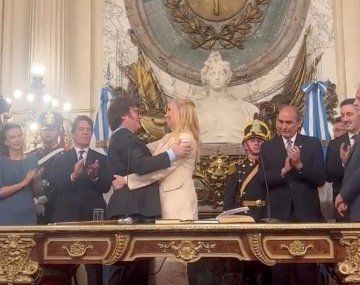 Video: Milei lloró de emoción al tomarle juramento a su hermana Karina