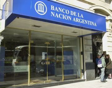 Sólo bancos públicos operarán con dólares en los aeropuertos