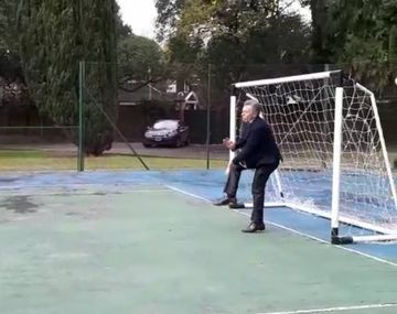 Macri recibió un pelotazo durante un picadito picante