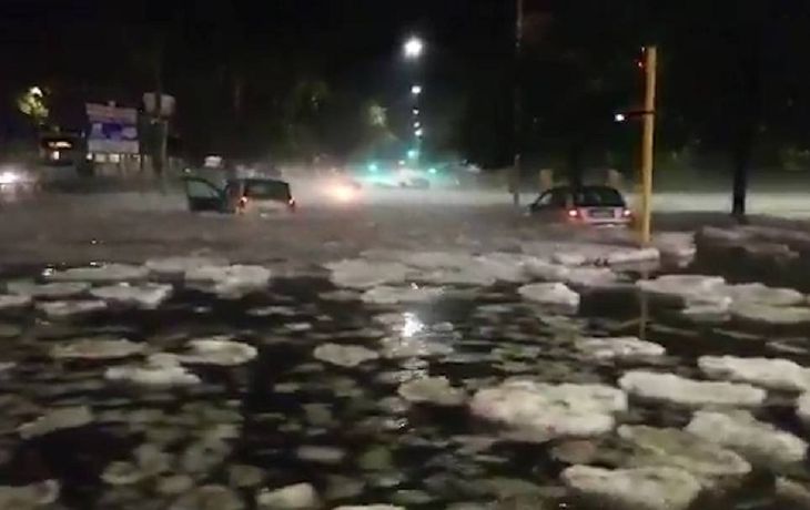 Hielo en las calles y coches flotando: así quedó Roma tras una tormenta de granizo