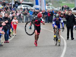 para imitar: a un ciclista se le rompio la bici y su rival no quiso pasarlo para imitar: a un ciclista se le rompio la bici y su rival no quiso pasarlo