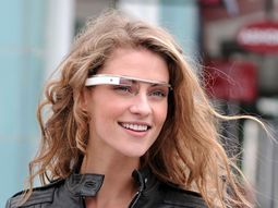google glass permite sacar fotos con solo guinar un ojo google glass permite sacar fotos con solo guinar un ojo