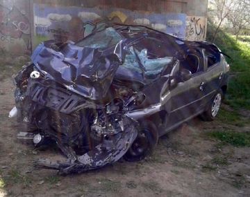 Esto era un Peugeot 207 antes de caer de un puenrte en Sierra de la Ventana
