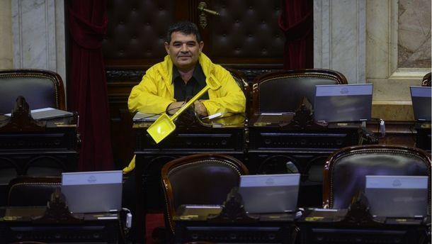 Otra vez dio la nota: Alfredo Olmedo entró primero al recinto con una pala amarilla