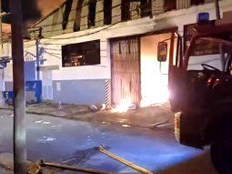 Voraz incendio destruye una pañalera en Lomas del Mirador