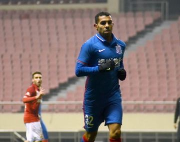 Tevez metió su primer gol con la camiseta del Shanghai Shenhua