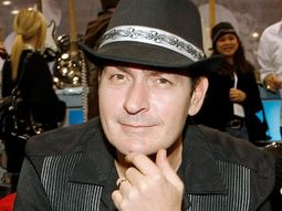 Charlie Sheen se casará con una joven actriz porno