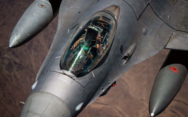 Avión de combate estadounidense desplegado en Medio Oriente.