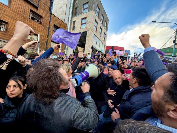 Tras suspender el acto en Ushuaia, Javier Milei le habló a un puñado de militantes y regresó a Buenos Aires