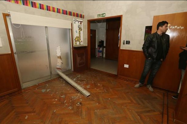 Dos chicos resultaron heridos en un jardín al caer una viga de hierro