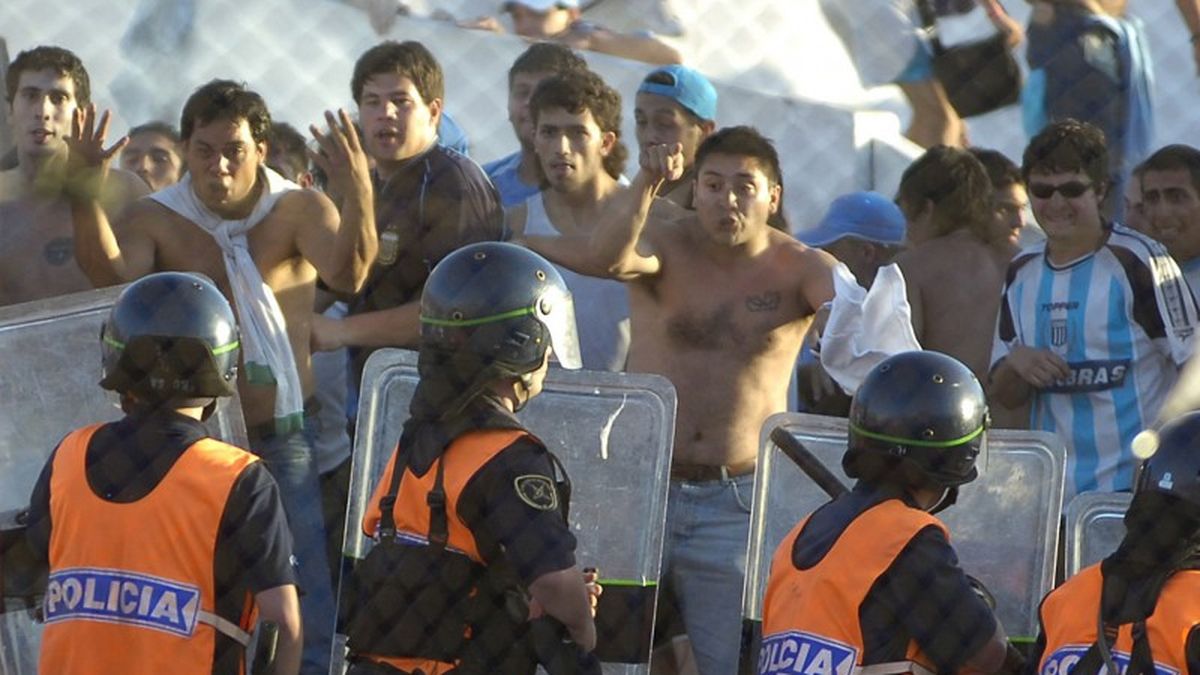 Graves incidentes entre la barra de Talleres de Escalada y la