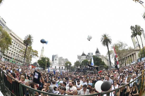 Una multitud en la conmemoración del Día de la Memoria