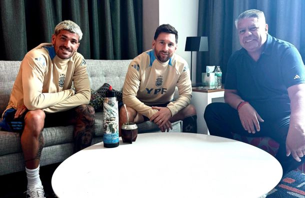 Chiqui Tapia posó con Lionel Messi y Rodrigo De Paul en la previa de un nuevo amistoso: Tridente con aura