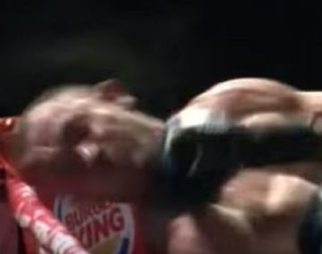 Impresionante nocaut que dejó a un boxeador afuera del ring