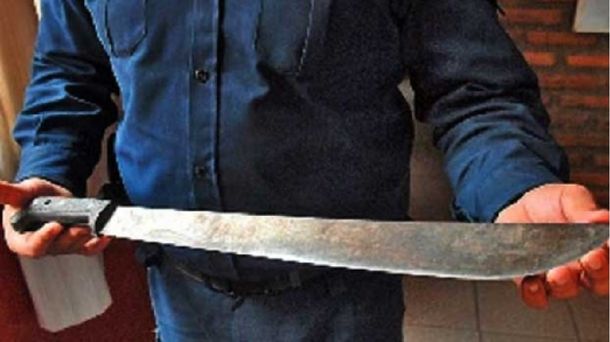 El loco del machete: en plena cena navideña atacó a toda su familia