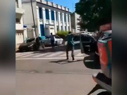 Un hombre persiguió, golpeó y le rompió el auto a la pareja de su ex