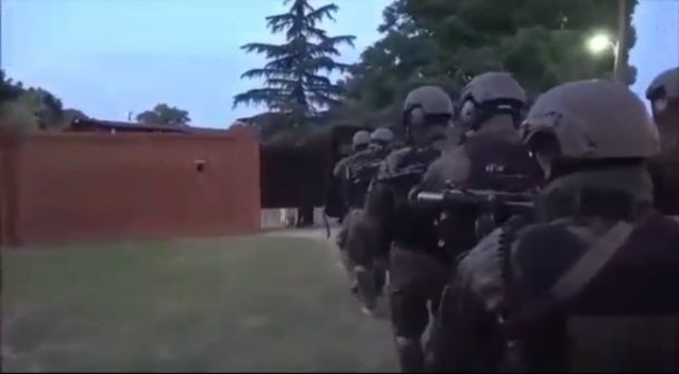 Dos policías resultaron heridos durante el operativo