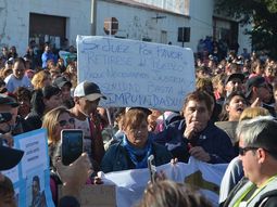 Masiva movilización por el crimen y la violación de Puerto Deseado: cuestionaron al juez