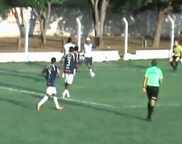 Juega con 12: un masajista evitó un gol en Brasil