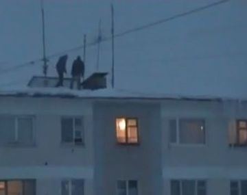 Se tiran desde el techo de un edificio a una pila de nieve