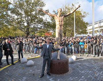Tiraron la estatua de Zlatan Ibrahimovic