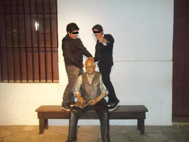 San Juan: dos jóvenes se burlaron de la estatua de Sarmiento